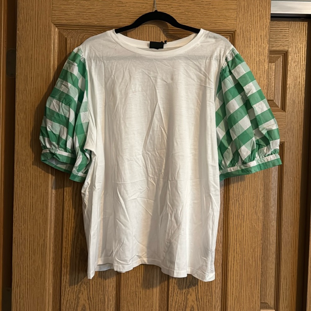 New with tags super cute tee with puffy sleeves